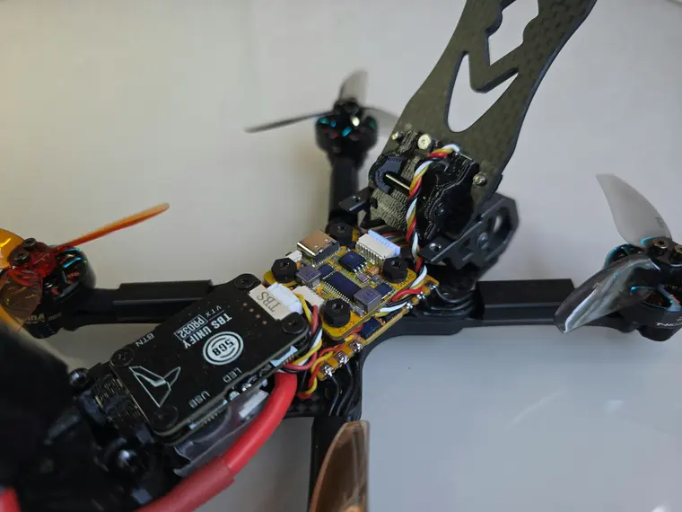 Карбоновая рама FPV-дрона со стеком электроники и пропеллерами