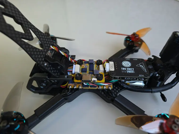 Карбоновая рама FPV-дрона с электроникой крупным планом