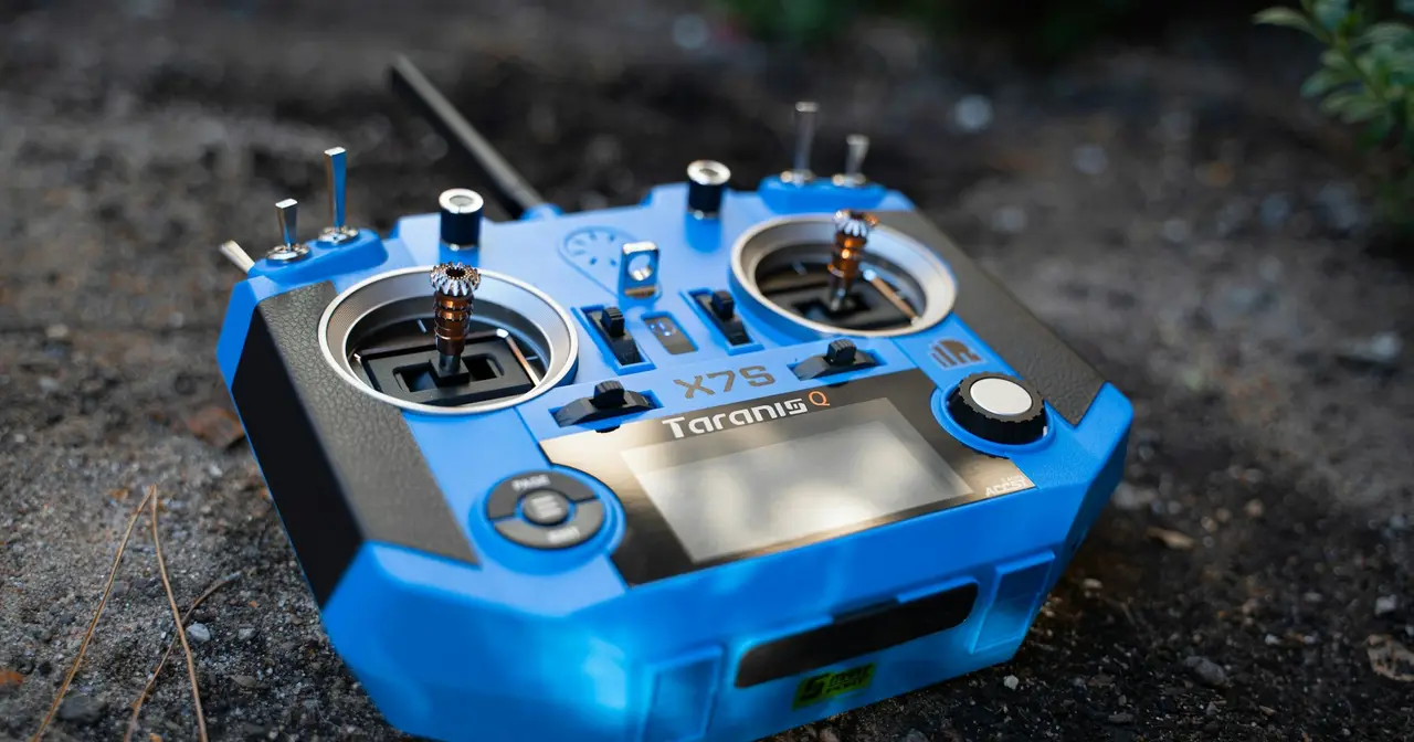 Пульт радиоуправления FrSky Taranis Q X7S синего цвета на земле